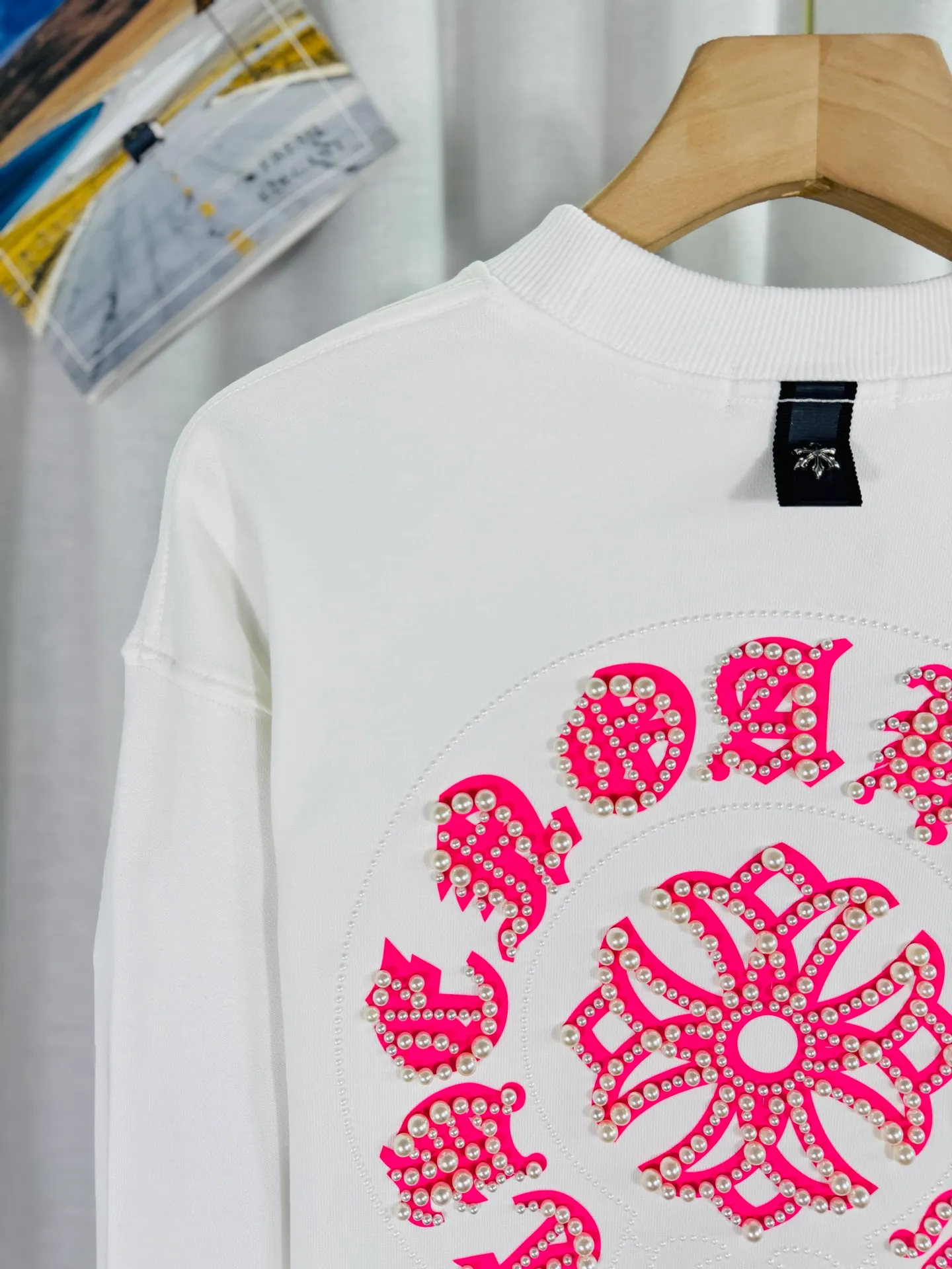 P260 top version, real shot without P, ​​different from market currency) 𝗖𝗵𝗿𝗼𝗺𝗲 𝗛𝗲𝗮𝗿𝘁𝘀/Cro Heart 2025 Reflective Embroidered Beads Compass Embroidered Autumn and Winter New Original Counter American Laser Burnt 3D Pearl Embroidered Couple Casual Sweater 👑The highest version! Customized fabric 420g tripe terry fabric! American acid-washed and distressed original fabric laser burnt ✟appliqué embroidery and exquisite embroidery of letters! The best-selling model in the counter, very comfortable to wear. Accessories: original molded and authenticated collar label➕100% silk wash label. Genuine purchase-grade original hangtag➕matching hanging rope➕3D hanging beads➕original packaging bag. Craftsmanship: The original version has consistent wiring! The highest version of the armhole matching technique! Color: Black White Size: S M L XL Style No.: 9319